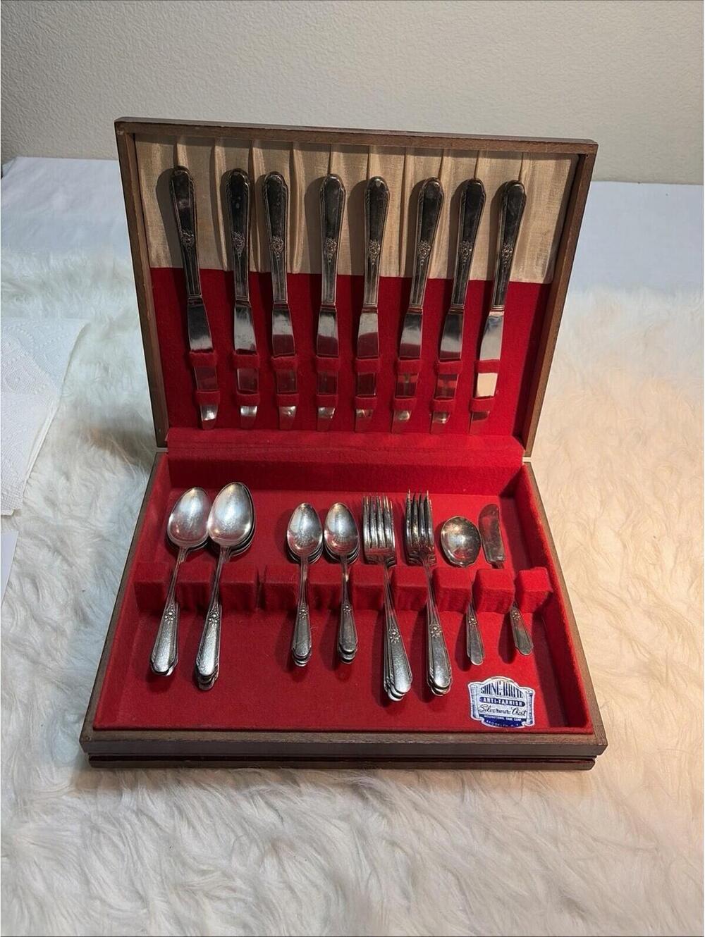 Wm Rogers Spring Charm International Silver Plate Set Of 32  In Wooden Box